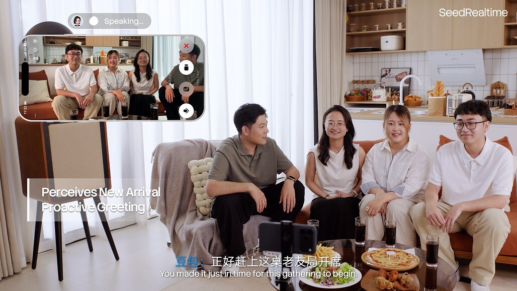 친구 네 명이 모인 식사 자리에서 SeedRealtime이 새로 도착한 사람을 알아보고 먼저 인사하는 장면